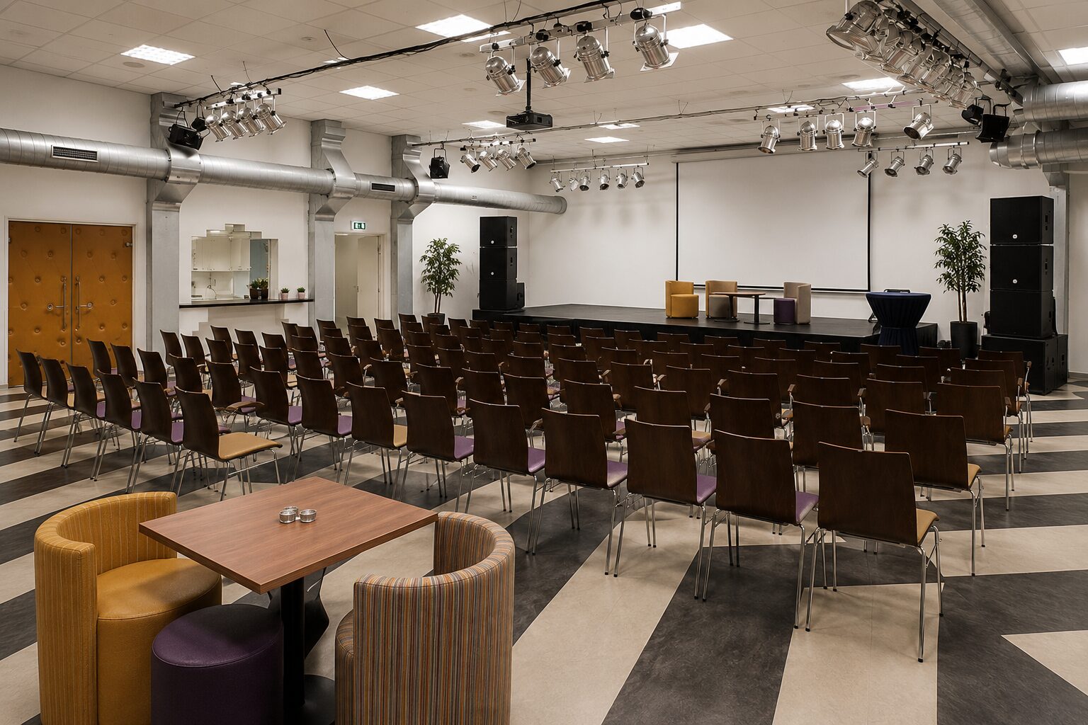 Sfeerbeeld van een zaal met stoelen in rijen en een zithoek